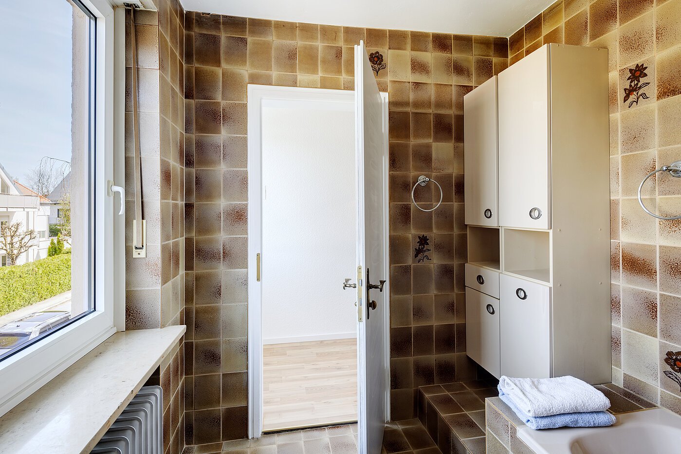 セミ・デタッチド・ハウス(一戸建てを二つに分けた家屋) 部屋数 4 部屋 | München-Solln | 70120 | Badezimmer Im Obergeschoss