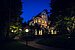Villa bei Nacht