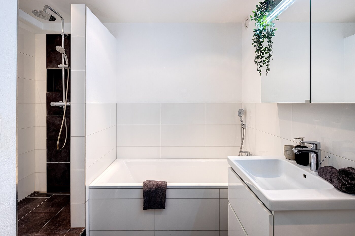 フラット 部屋数 3.5 部屋 | München-Bogenhausen | 70267 | ...Dusche und Badewanne