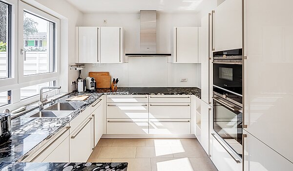 セミ・デタッチド・ハウス（一戸建てを二つに分けた家屋） 部屋数 6 部屋 | München-Pasing | 2007ML5 | ...zur offenen Küche...