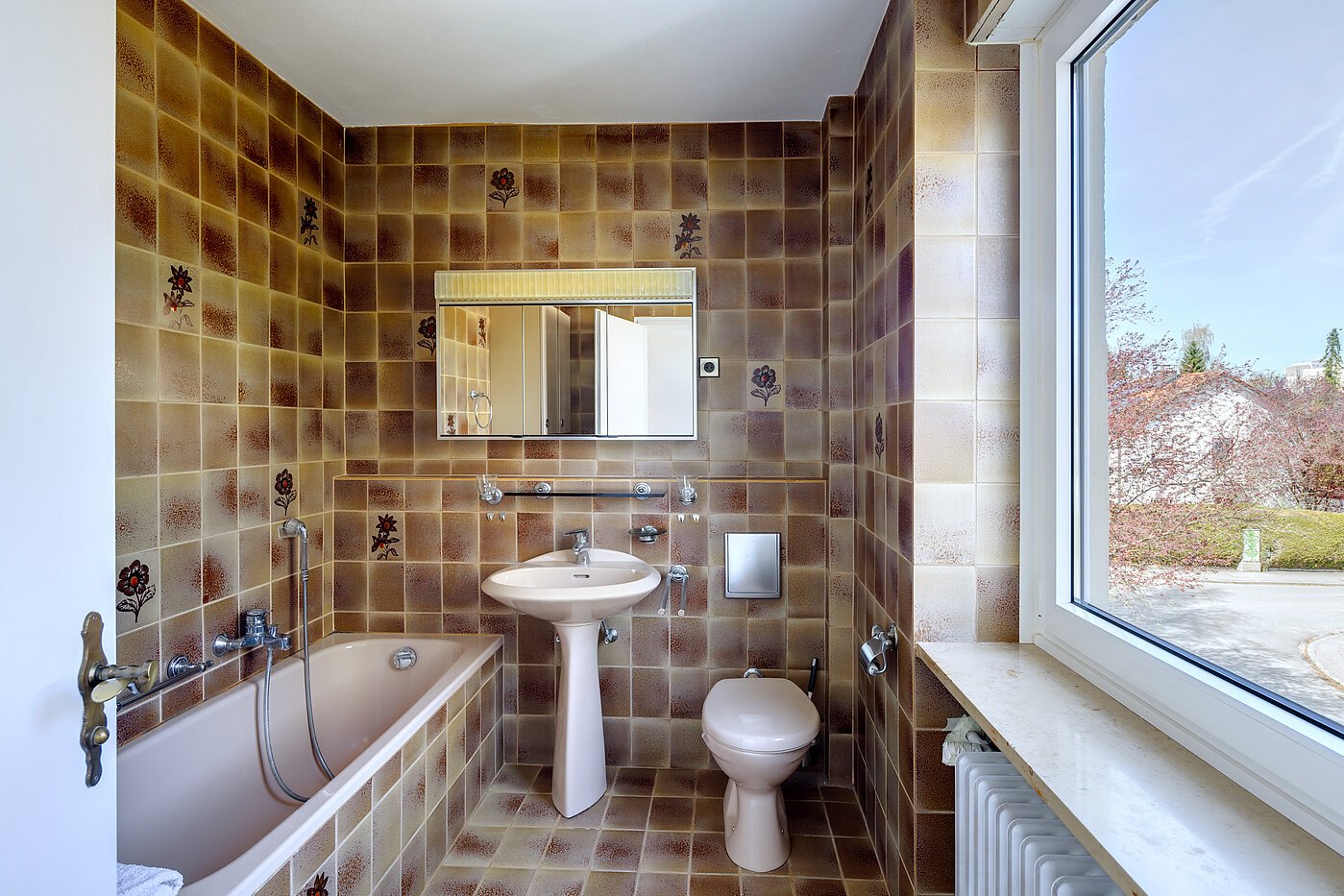 セミ・デタッチド・ハウス(一戸建てを二つに分けた家屋) 部屋数 4 部屋 | München-Solln | 70120 | Wannenbad mit Tageslicht