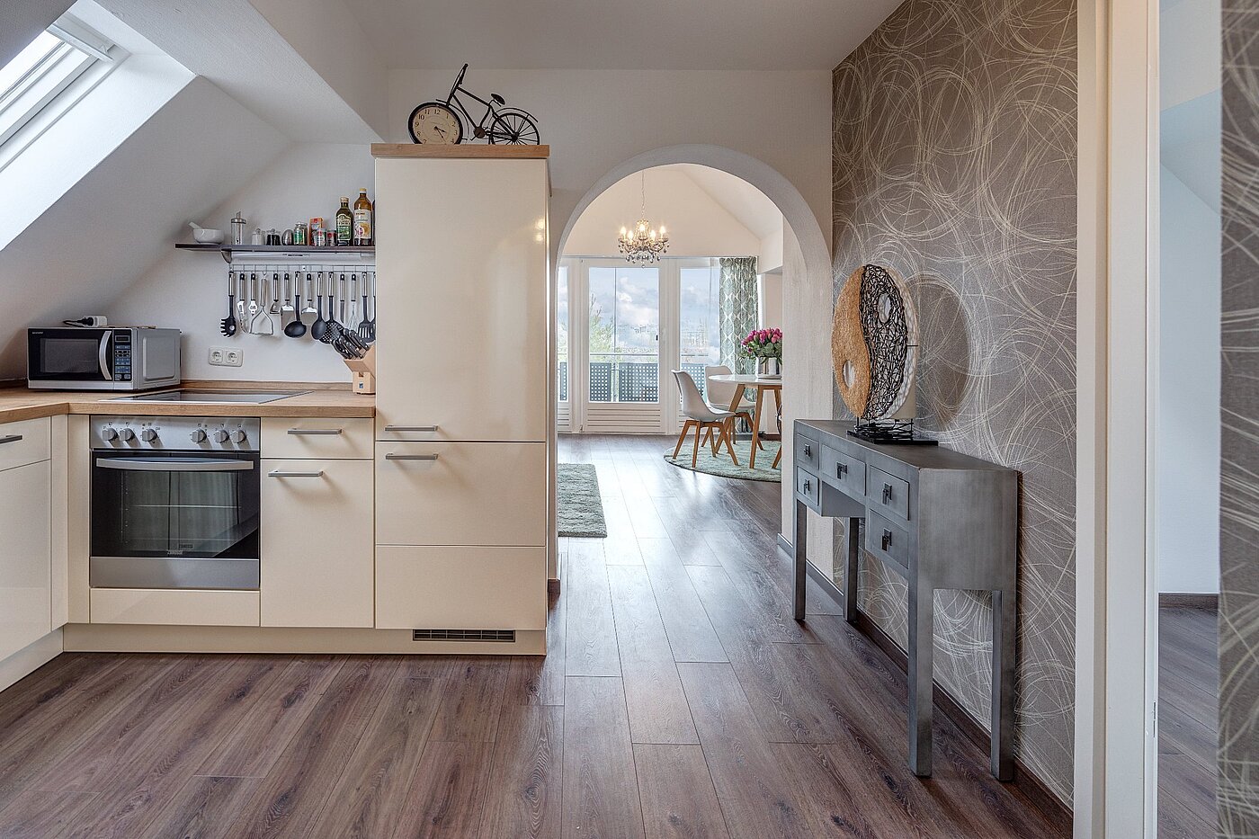 アティック・フラット（屋根裏） 部屋数 3 部屋 | München-Hasenbergl | 1803ML5 | Moderne Küchenzeile