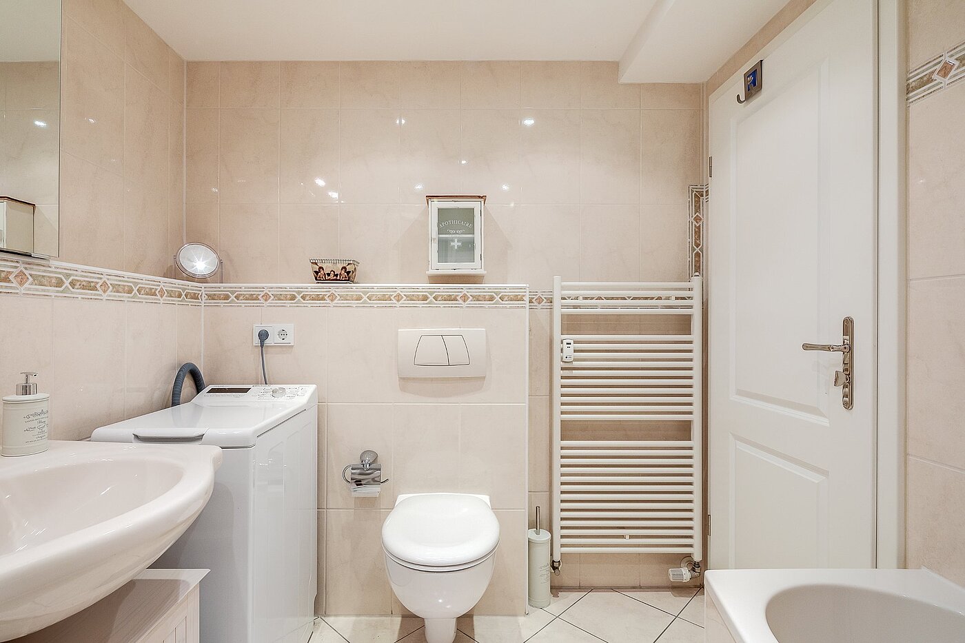 フラット 部屋数 2.5 部屋 | München-Moosach | 2012ML4 | Badewanne und Waschmaschine