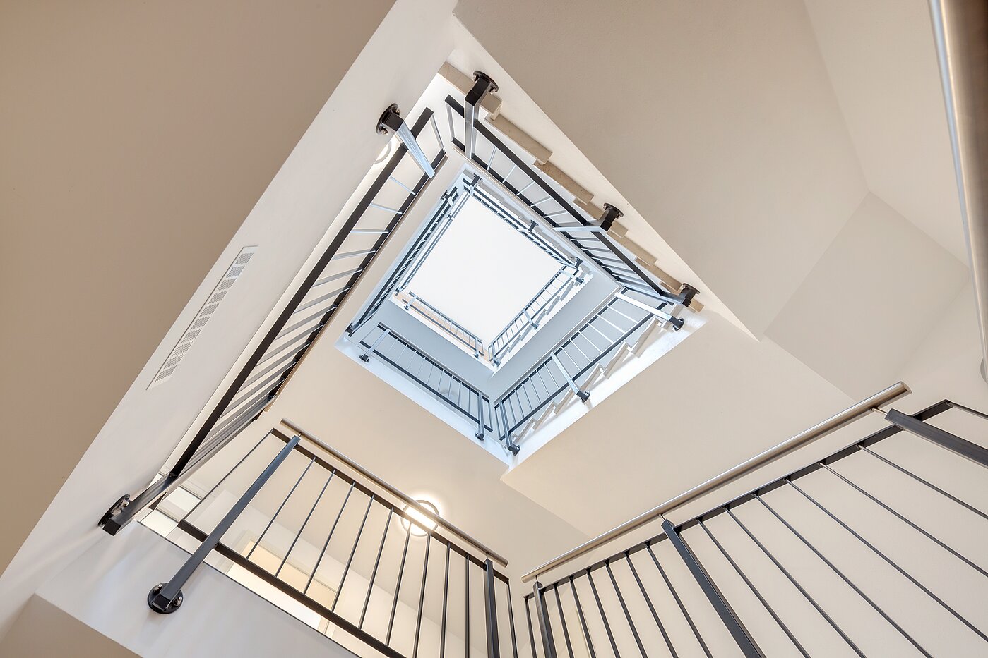 特別物件 部屋数 8 部屋 | 70406 | Treppenhaus Gewerbe