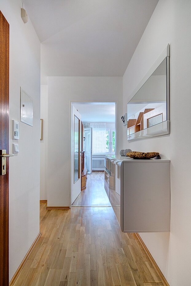 レイズド・グラウンドフロアー（一階が地表よりも高い） 部屋数 2 部屋 | München-Sendling-Westpark | 2001ML1 | Heller Flur
