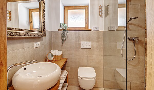 フラット 部屋数 6 部屋 | 70095 | ....und Bad en Suite