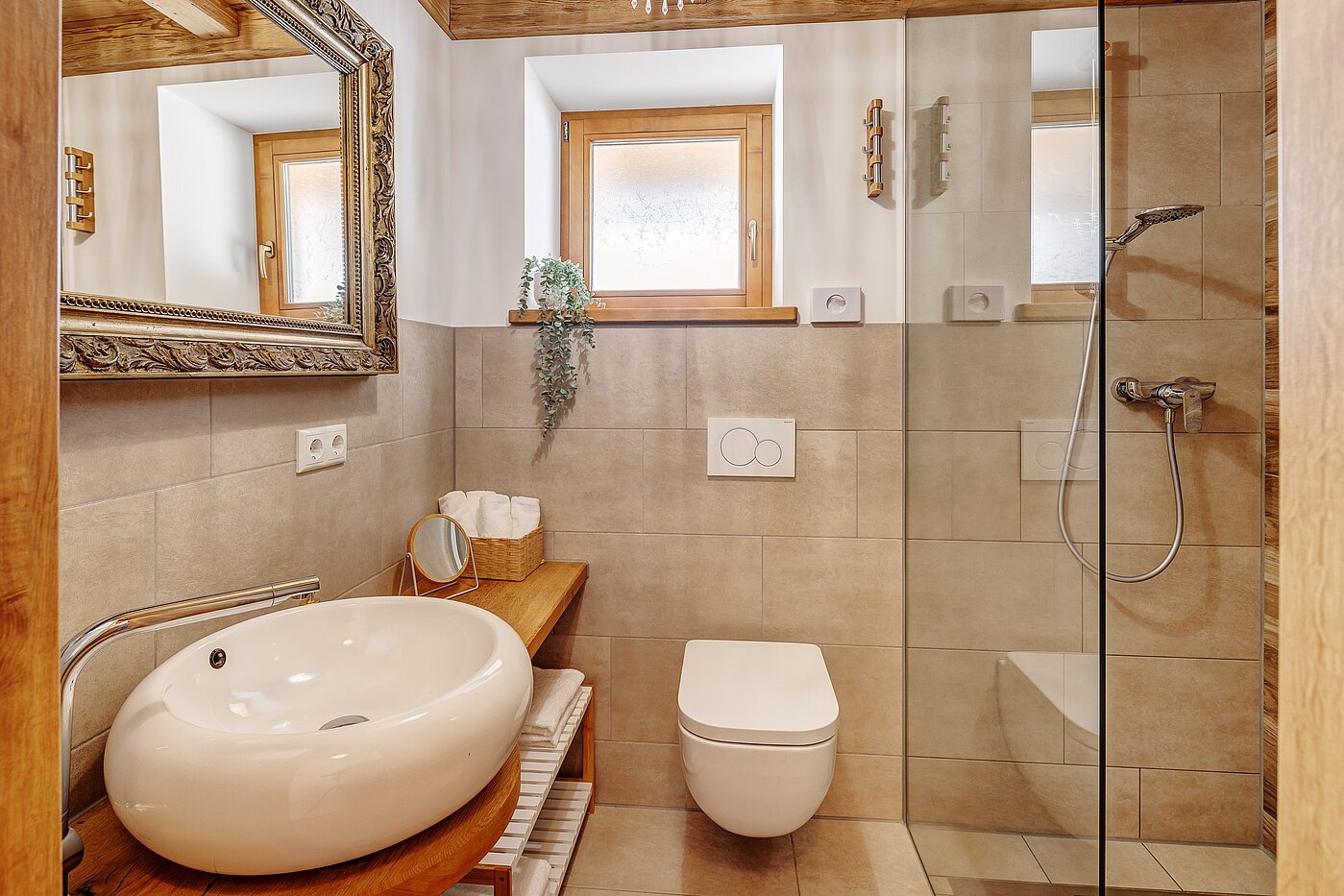 フラット 部屋数 6 部屋 | 70095 | ....und Bad en Suite