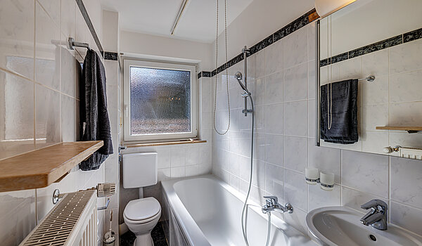 フラット 部屋数 1 部屋 | München-Schwabing | 70449 | ...Wannenbad mit Fenster
