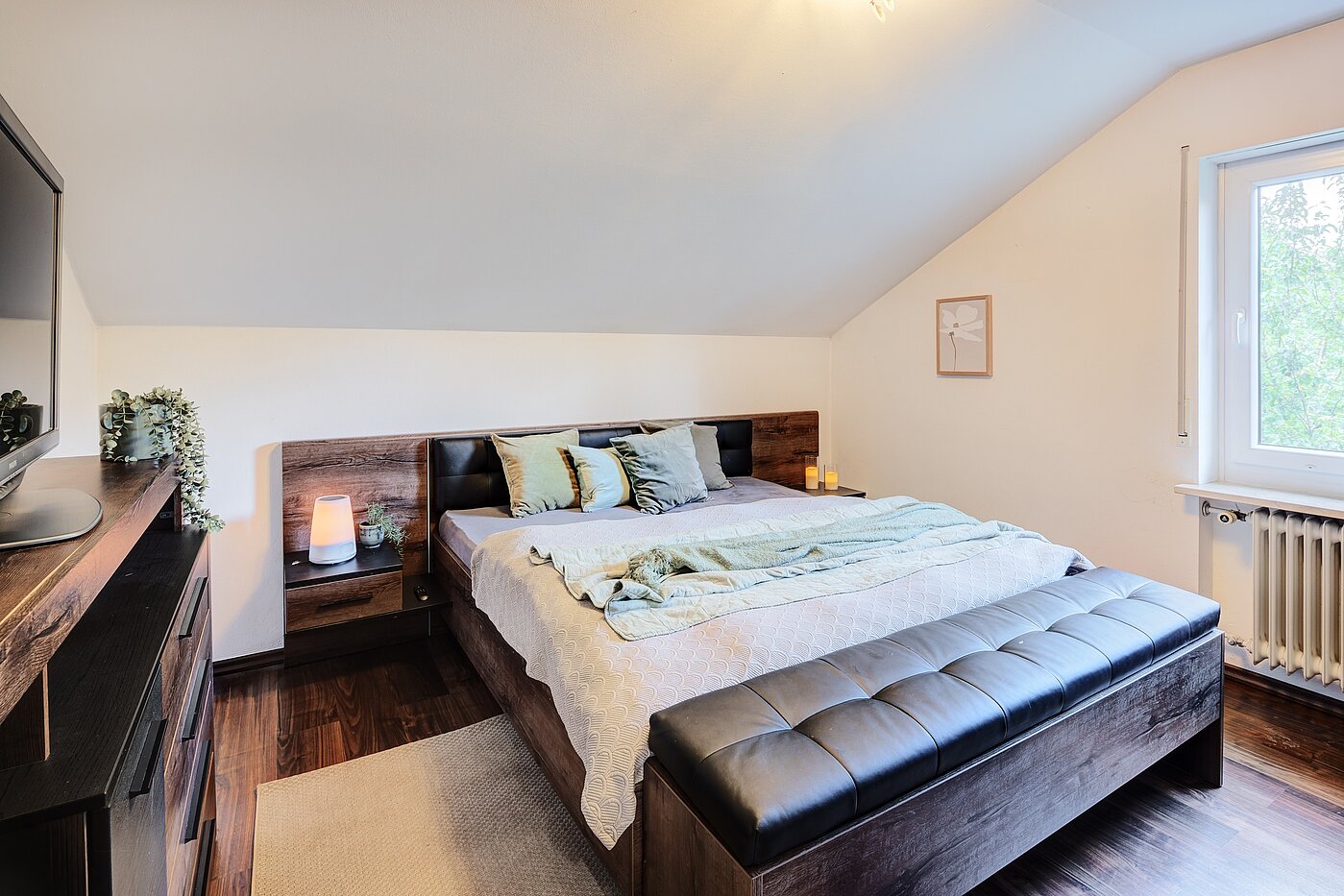 アティック・フラット（屋根裏） 部屋数 3 部屋 | Karlsfeld | 70217 | Schlafzimmer mit...
