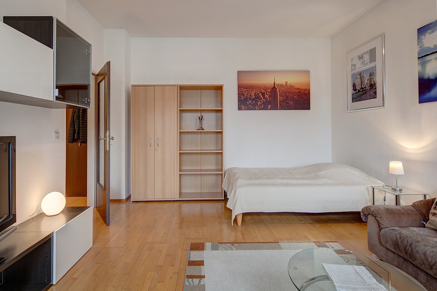 フラット 部屋数 1 部屋 | München-Schwabing | 2111ML3 | Blick in Richtung Bett