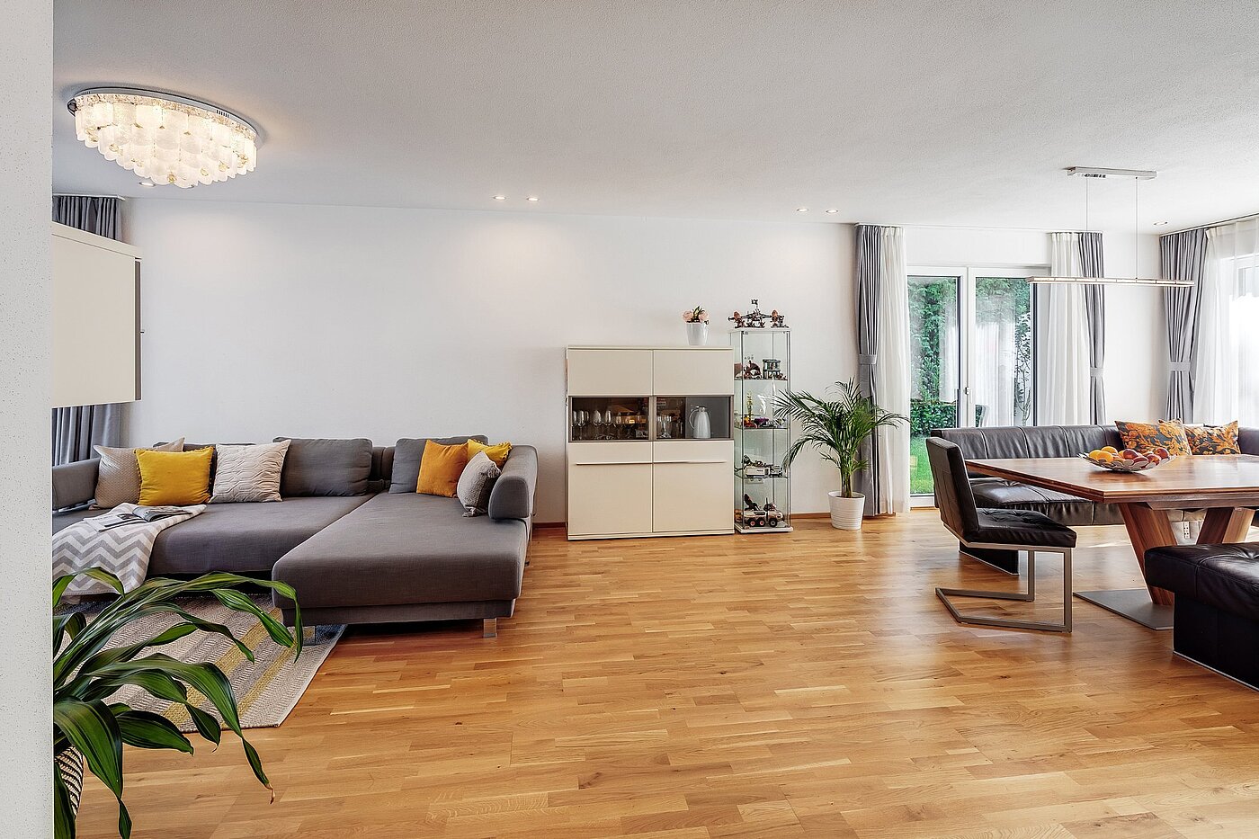 セミ・デタッチド・ハウス（一戸建てを二つに分けた家屋） 部屋数 6 部屋 | München-Pasing | 2007ML5