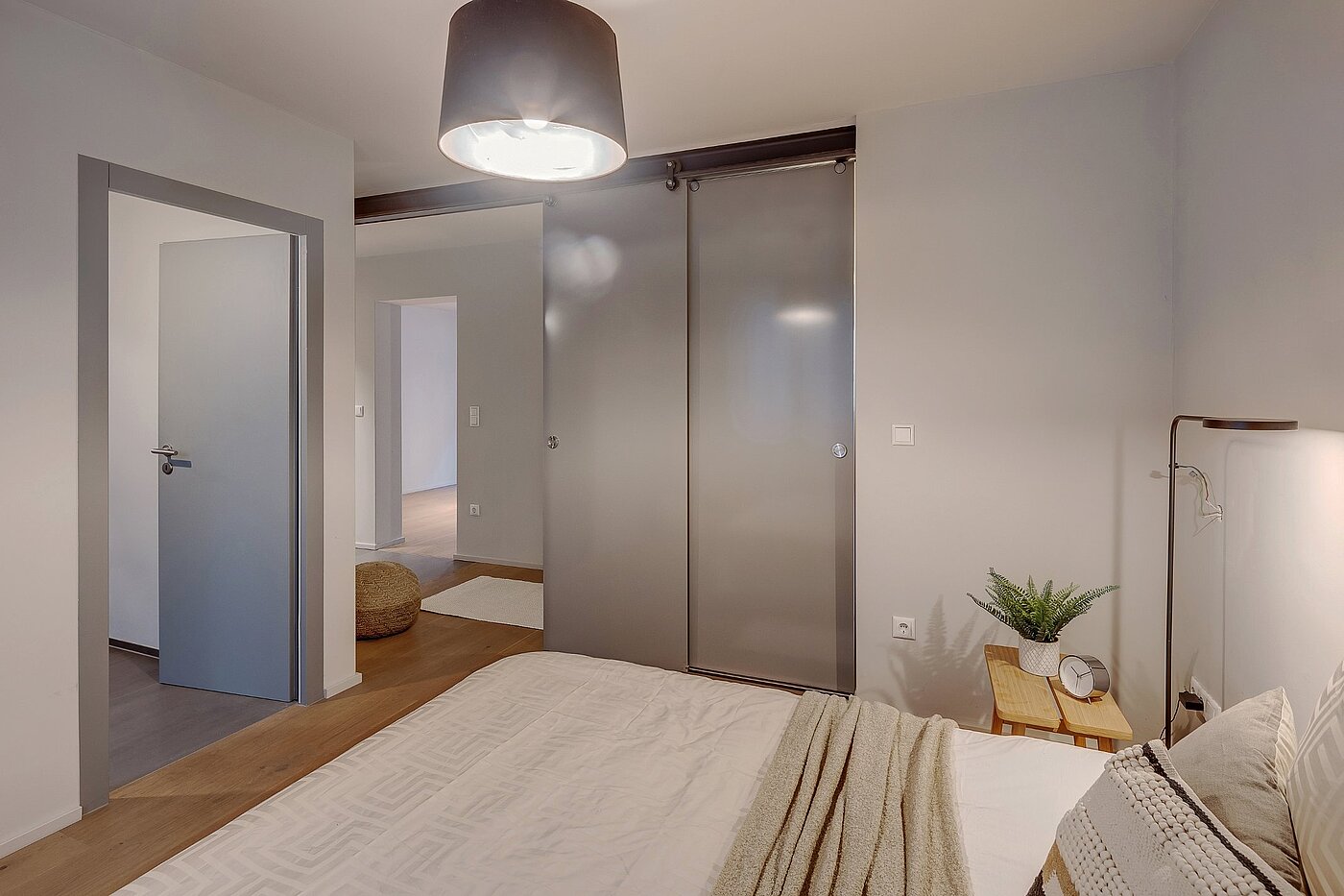 レイズド・グラウンドフロアー（一階が地表よりも高い） 部屋数 2 部屋 | München-Lehel | 2012ML1 | ...mit Schiebetür...
