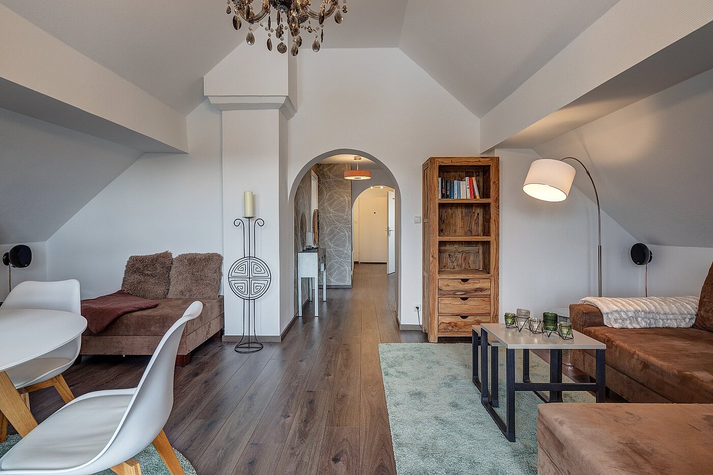 アティック・フラット（屋根裏） 部屋数 3 部屋 | München-Hasenbergl | 1803ML5 | Offener Wohnbereich