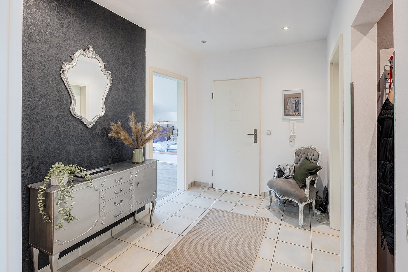 アティック・フラット（屋根裏） 部屋数 3 部屋 | Karlsfeld | 70217 | Eingangsbereich mit...