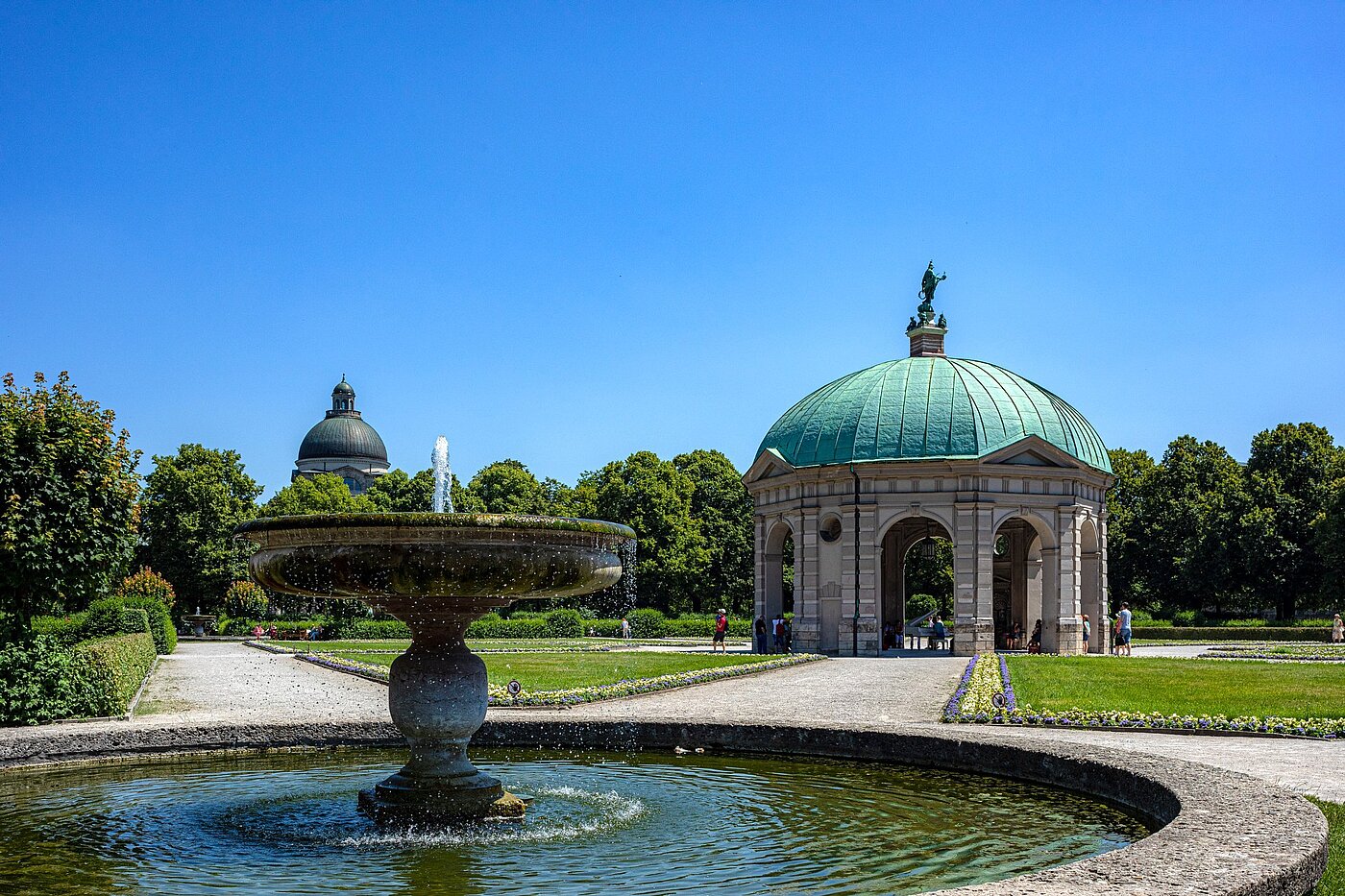 レイズド・グラウンドフロアー（一階が地表よりも高い） 部屋数 2 部屋 | München-Lehel | 2012ML1 | Hofgarten und...