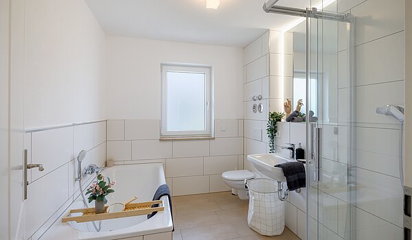 特別物件 部屋数 8 部屋 | 70406 | Bad 1 Obergeschoss