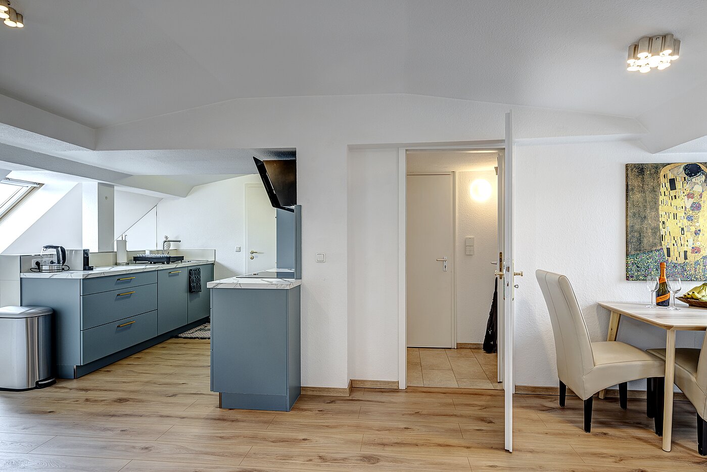 アティック・フラット（屋根裏） 部屋数 4.5 部屋 | München-Ludwigsvorstadt | 70461 | Wohnen / Essen