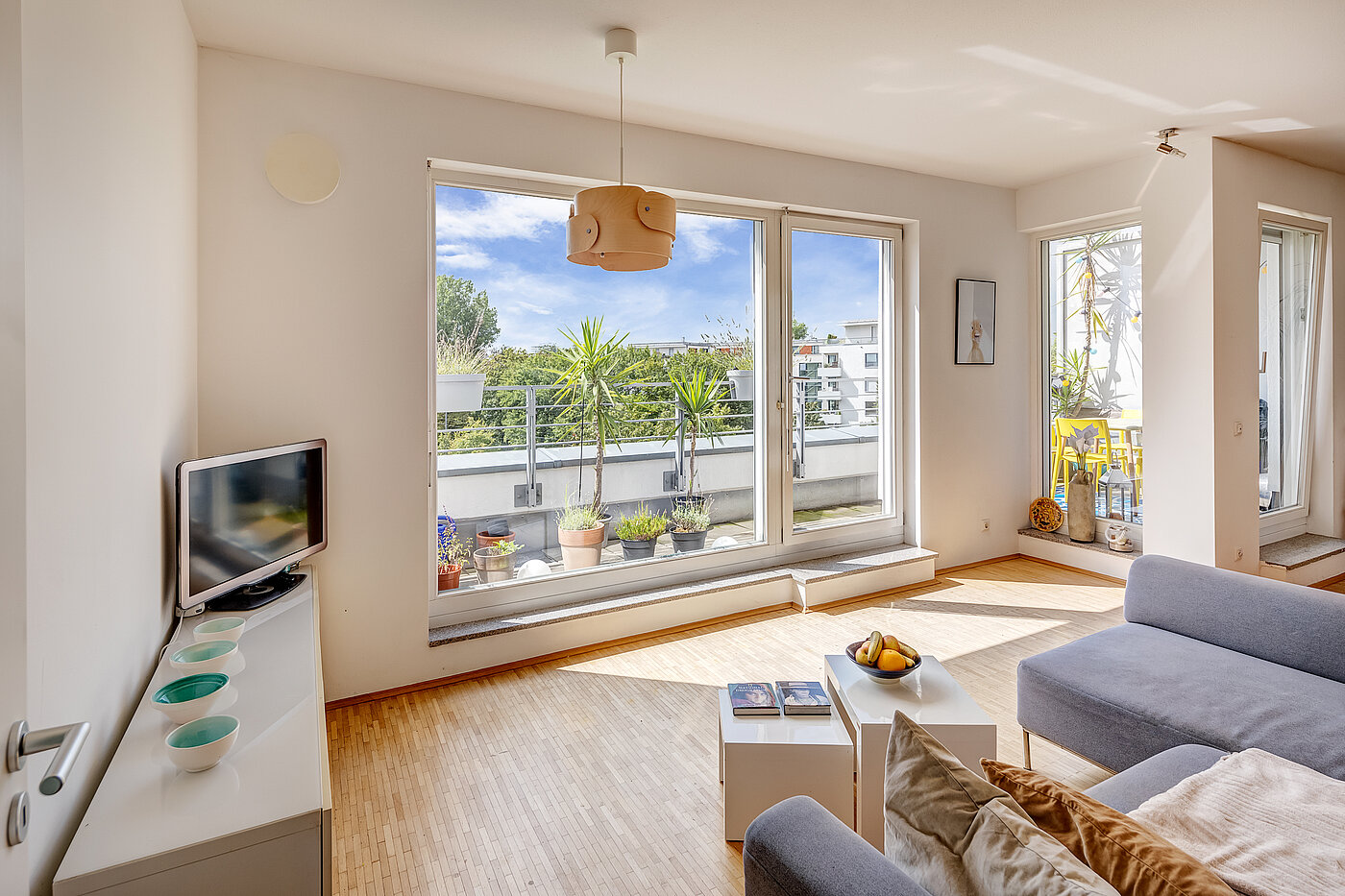 フラット 部屋数 2 部屋 | München-Schwabing | 70153 | ...mit großer Fensterfront