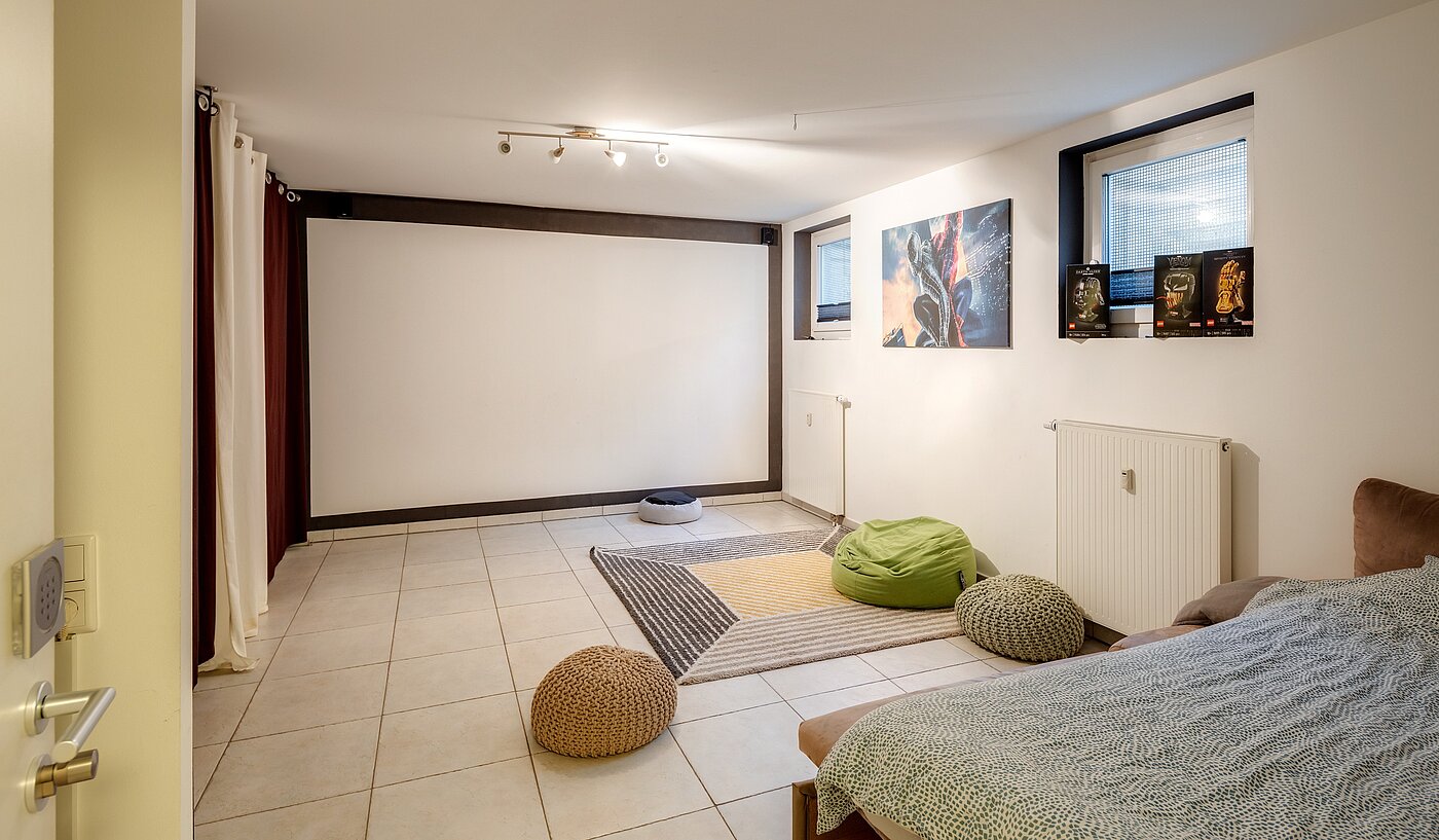 セミ・デタッチド・ハウス（一戸建てを二つに分けた家屋） 部屋数 5 部屋 | Unterföhring | 70119 | Großer Hobbyraum...