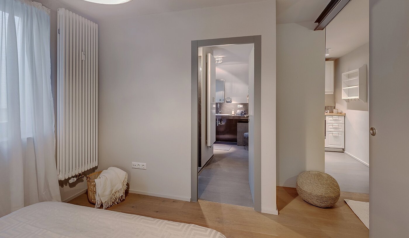 レイズド・グラウンドフロアー（一階が地表よりも高い） 部屋数 2 部屋 | München-Lehel | 2012ML1 | ...und Zugang zum Bad