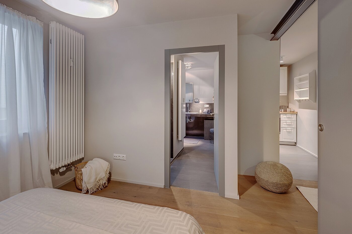 レイズド・グラウンドフロアー（一階が地表よりも高い） 部屋数 2 部屋 | München-Lehel | 2012ML1 | ...und Zugang zum Bad