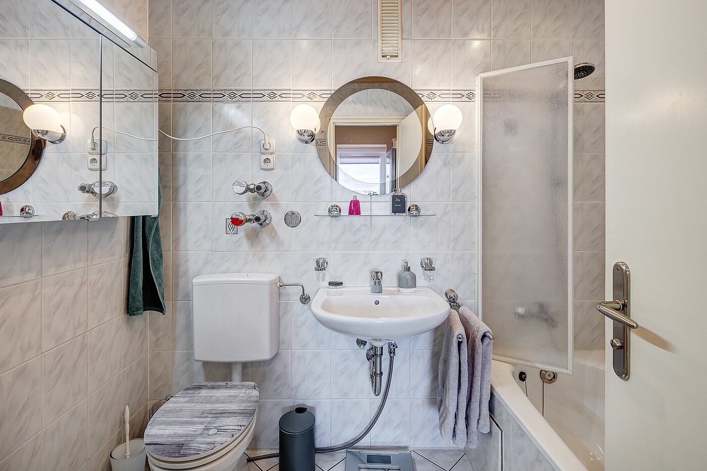 フラット 部屋数 3 部屋 | München-Feldmoching | 2201ML2 | Marmoriert gefliestes Wannenbad...