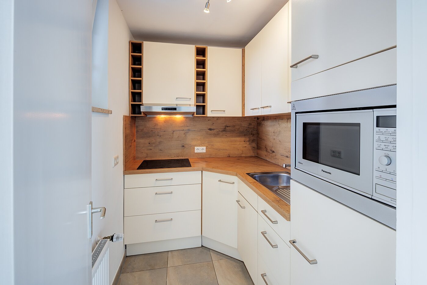 レイズド・グラウンドフロアー（一階が地表よりも高い） 部屋数 1 部屋 | München-Obermenzing | 70282 | Einbauküche