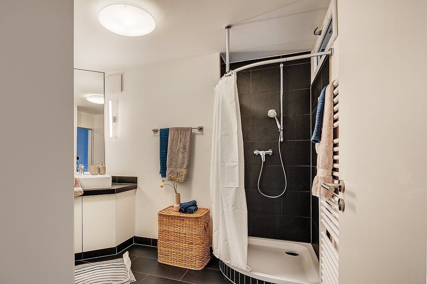 フラット 部屋数 1 部屋 | München-Freimann | 2105ML4 | ...mit Viertelkreisdusche