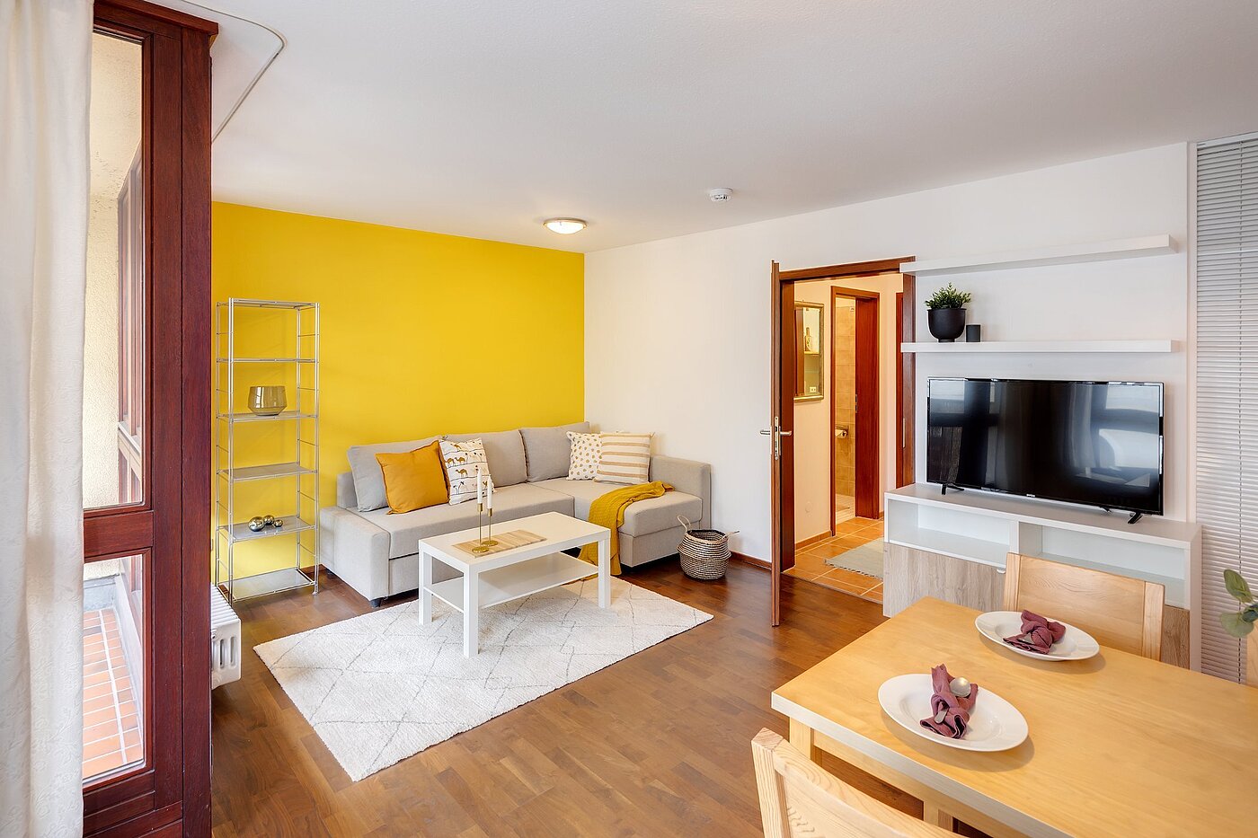 フラット 部屋数 2 部屋 | München-Neuhausen | 2012ML5 | ...heller Wohnbereich