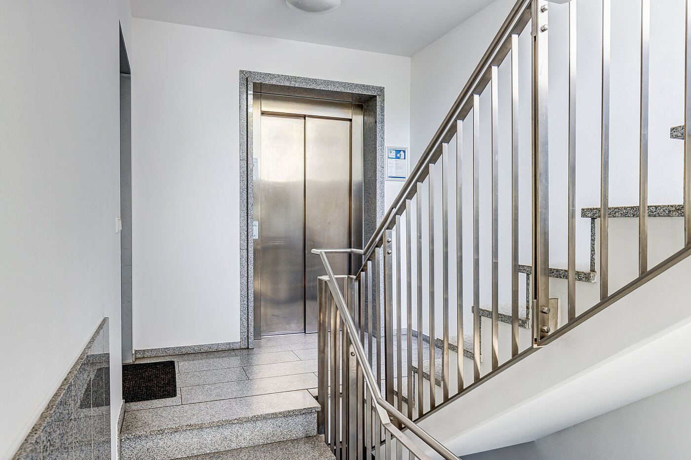 フラット 部屋数 3 部屋 | München-Neuhausen | 70489 | Edles Treppenhaus