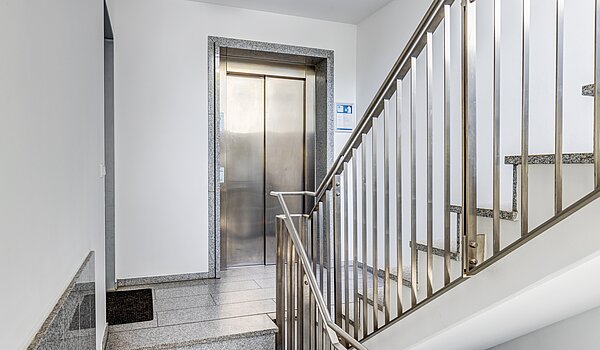 フラット 部屋数 3 部屋 | München-Neuhausen | 70489 | Edles Treppenhaus