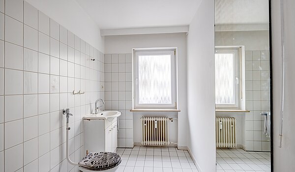 レイズド・グラウンドフロアー（一階が地表よりも高い） 部屋数 2.5 部屋 | München-Schwabing | 70441 | Und Fenster