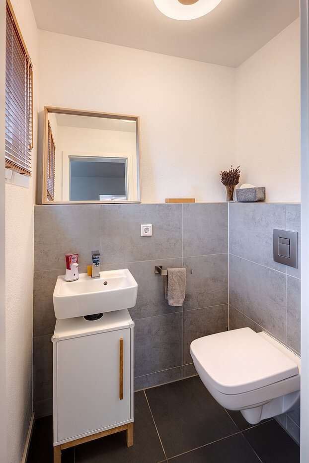 セミ・デタッチド・ハウス（一戸建てを二つに分けた家屋） 部屋数 5 部屋 | München-Aubing | 70162 | Gästetoilette