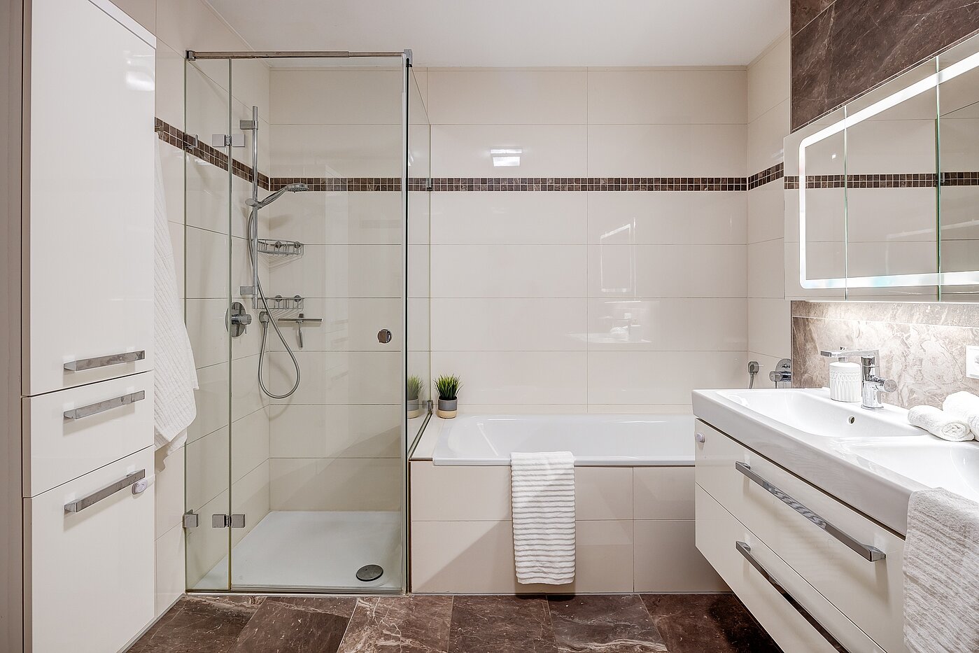 フラット 部屋数 3 部屋 | Wolfratshausen | 2208ML1 | ...Dusche und Badewanne
