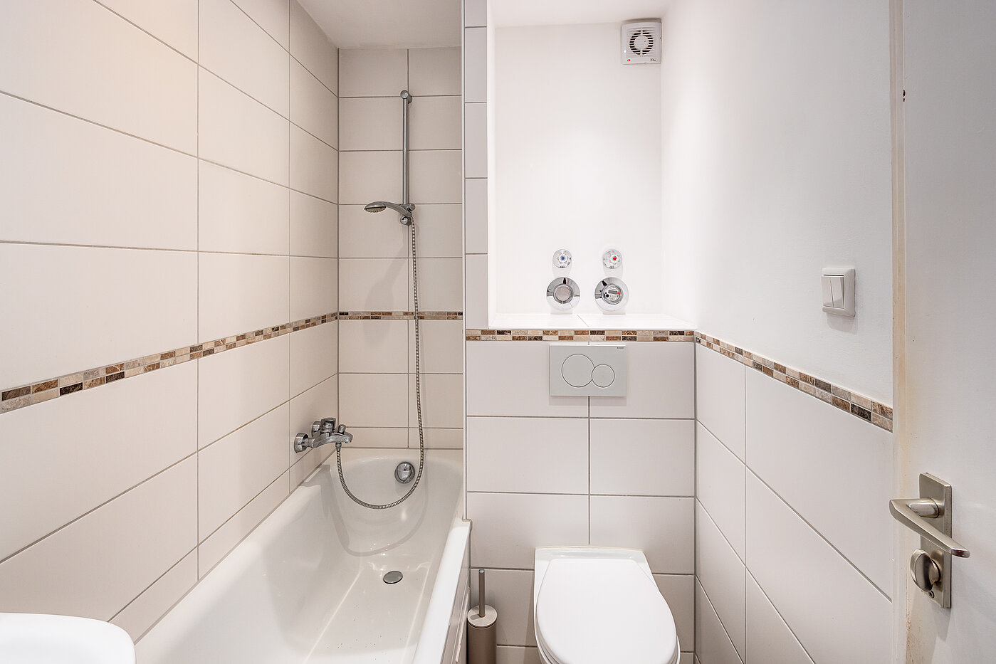 レイズド・グラウンドフロアー（一階が地表よりも高い） 部屋数 1 部屋 | München-Obermenzing | 70282 | Badezimmer