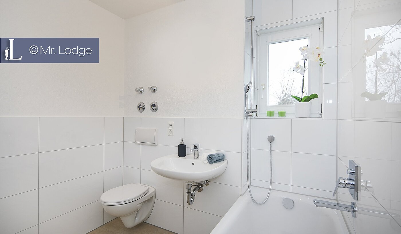 セミ・デタッチド・ハウス（一戸建てを二つに分けた家屋） 部屋数 5 部屋 | 1702ML1 | Bad mit Fenster