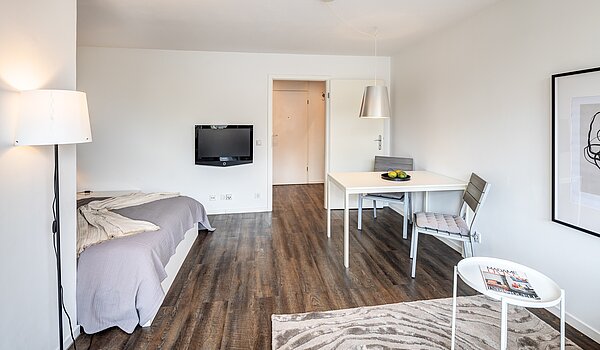 フラット 部屋数 1 部屋 | München-Neuhausen | 702271 | ...Essen, Arbeiten...