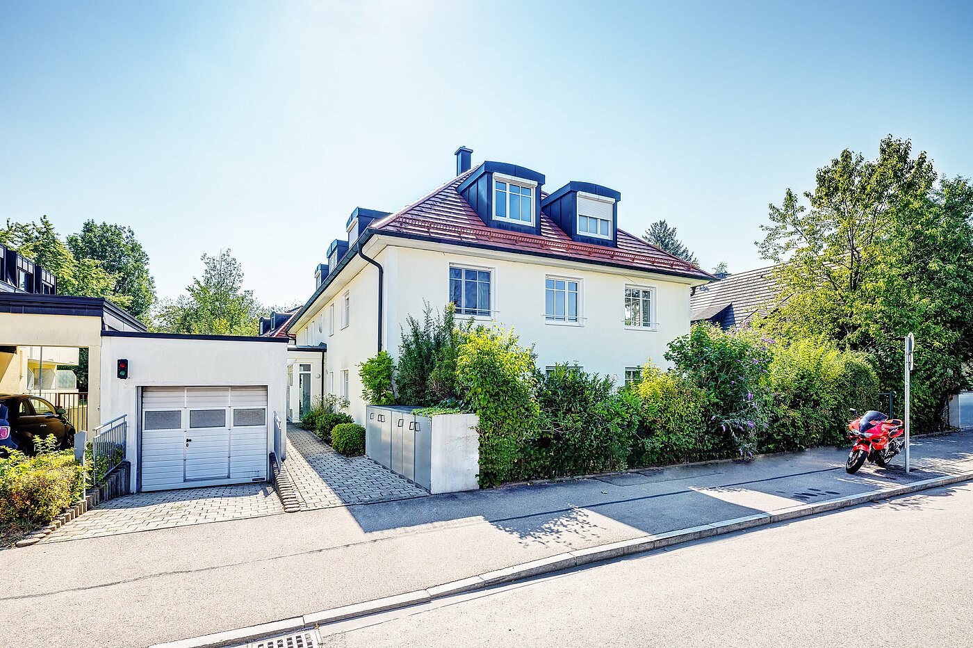 フラット 部屋数 3 部屋 | München-Ramersdorf | 2206ML4 | Außenansicht mit TG-Einfahrt