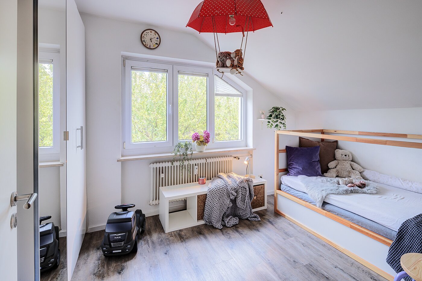 アティック・フラット（屋根裏） 部屋数 3 部屋 | Karlsfeld | 70217 | Abeits-/ oder...
