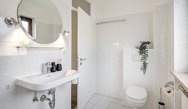 センターハウス 部屋数 5 部屋 | Unterschleißheim | 70187 | Helles Badezimmer...