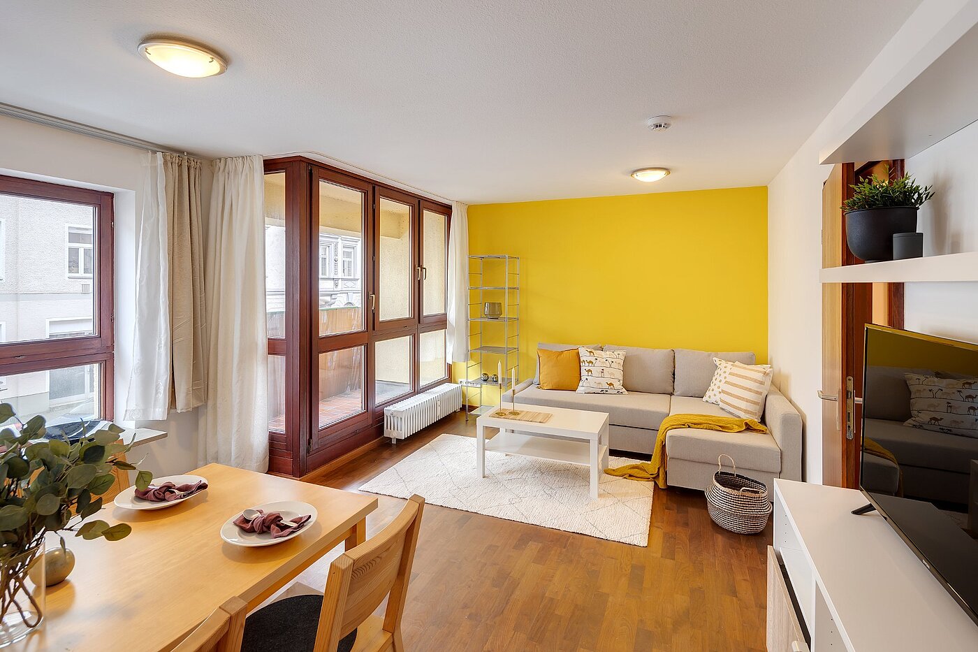 フラット 部屋数 2 部屋 | München-Neuhausen | 2012ML5 | Wohnzimmer mit Loggia