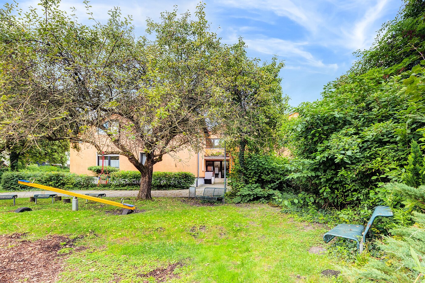 アティック・フラット（屋根裏） 部屋数 3 部屋 | Karlsfeld | 70217 | Vor dem Haus viel...