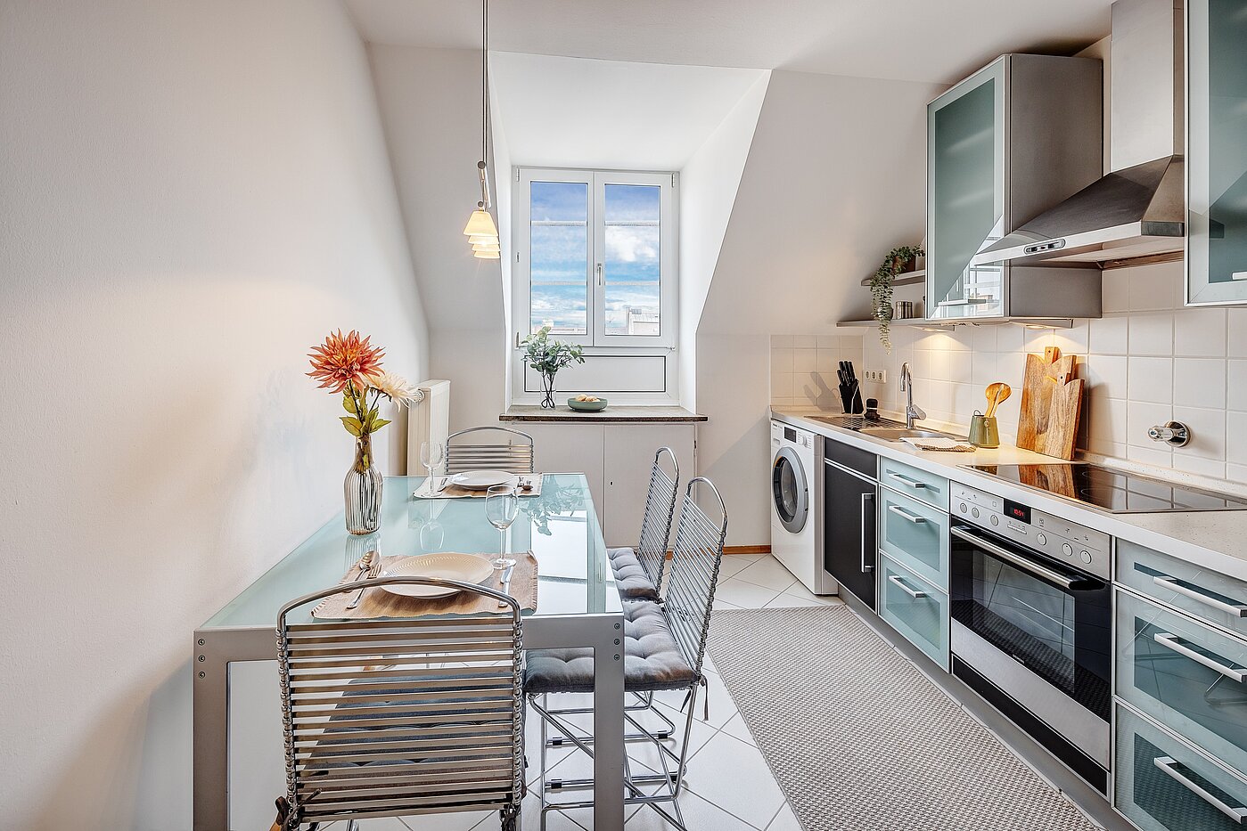 アティック・フラット（屋根裏） 部屋数 2 部屋 | München-Au | 2209ML3 | Große Küche mit Fenster