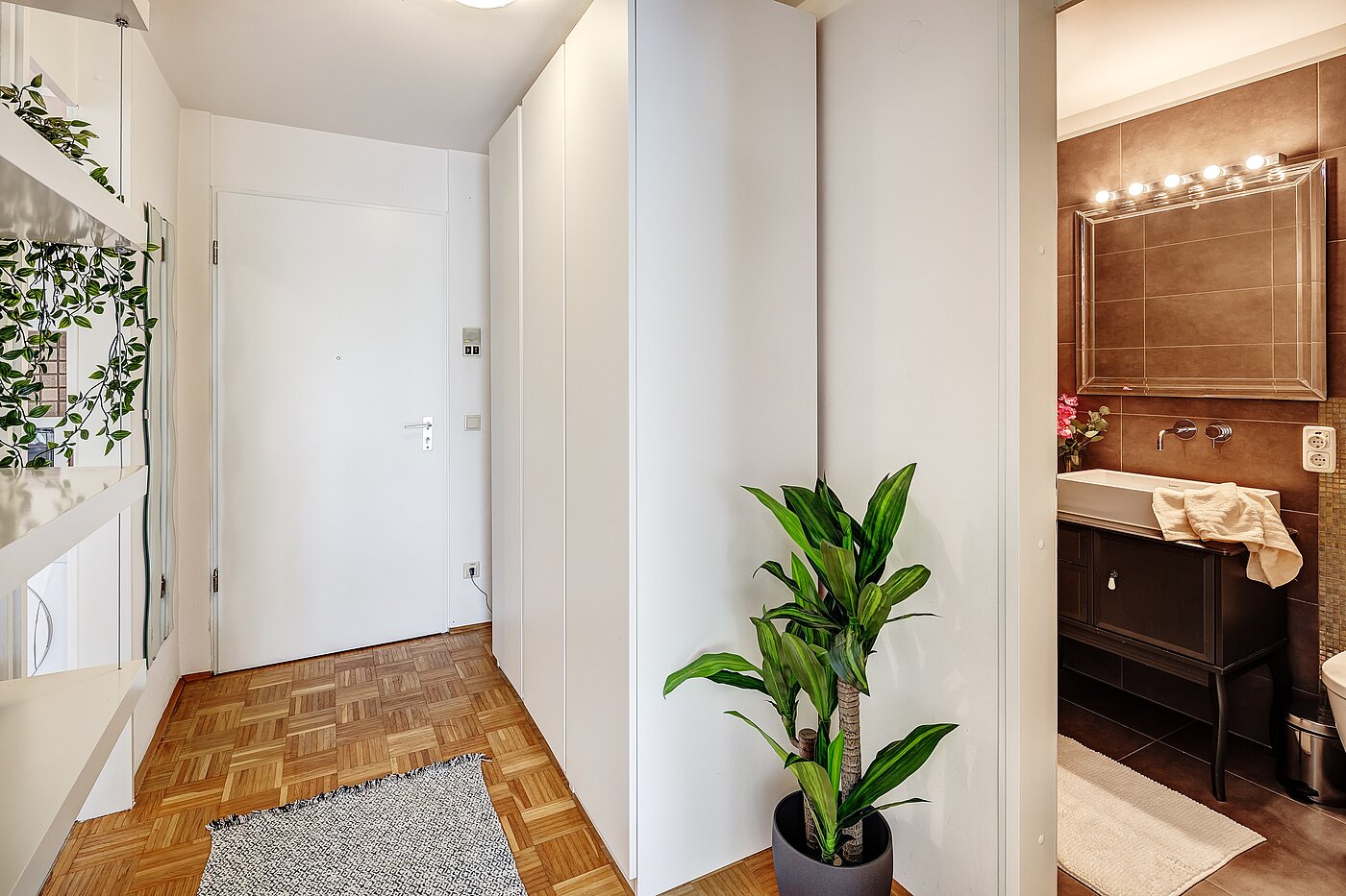 フラット 部屋数 1.5 部屋 | München-Bogenhausen | 2203ML2 | Blick zur Eingangstür und zum Bad