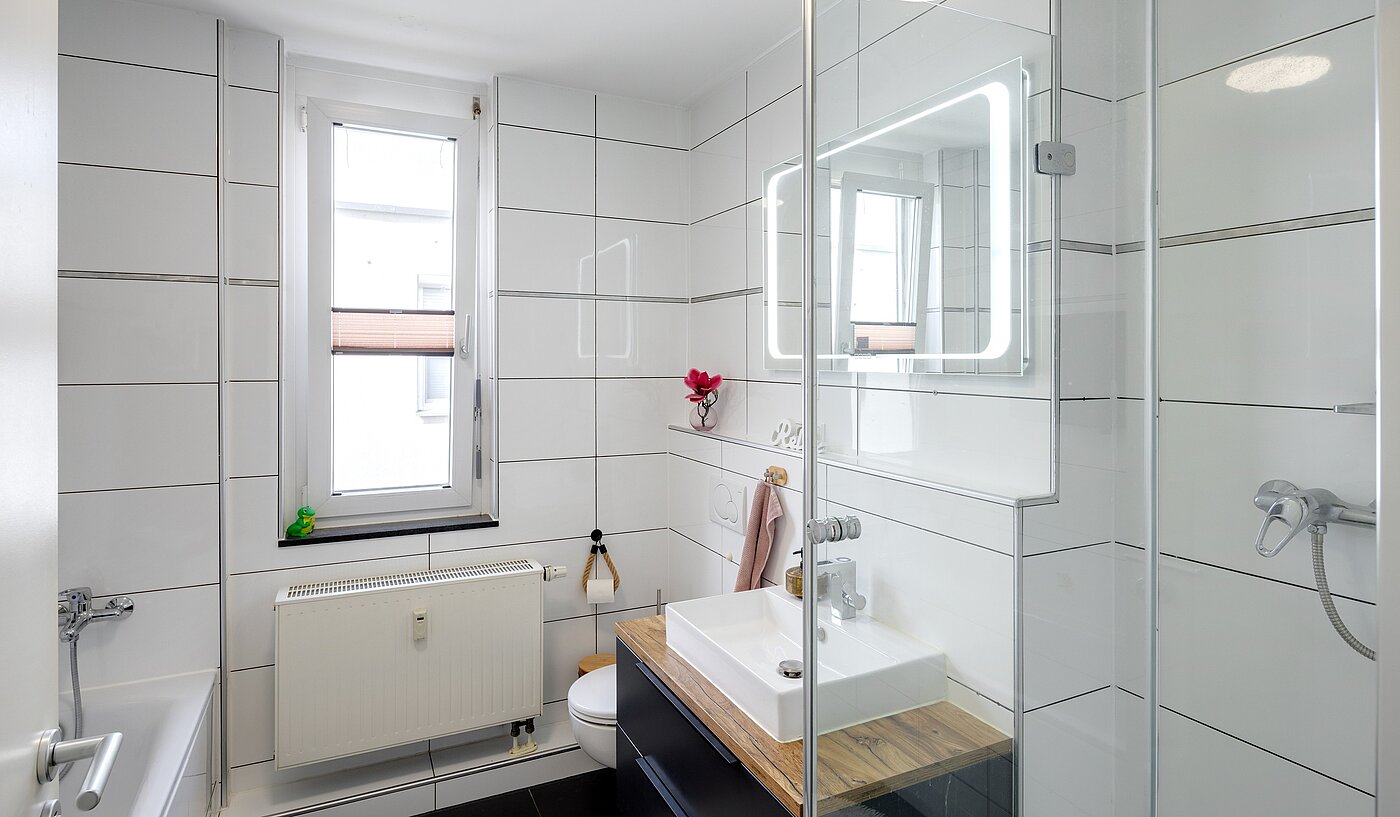 セミ・デタッチド・ハウス（一戸建てを二つに分けた家屋） 部屋数 5 部屋 | Unterföhring | 70119 | Bad mit Fenster