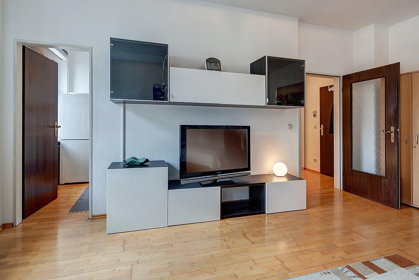 フラット 部屋数 1 部屋 | München-Schwabing | 2111ML3 | Anbauwand mit Flatscreen