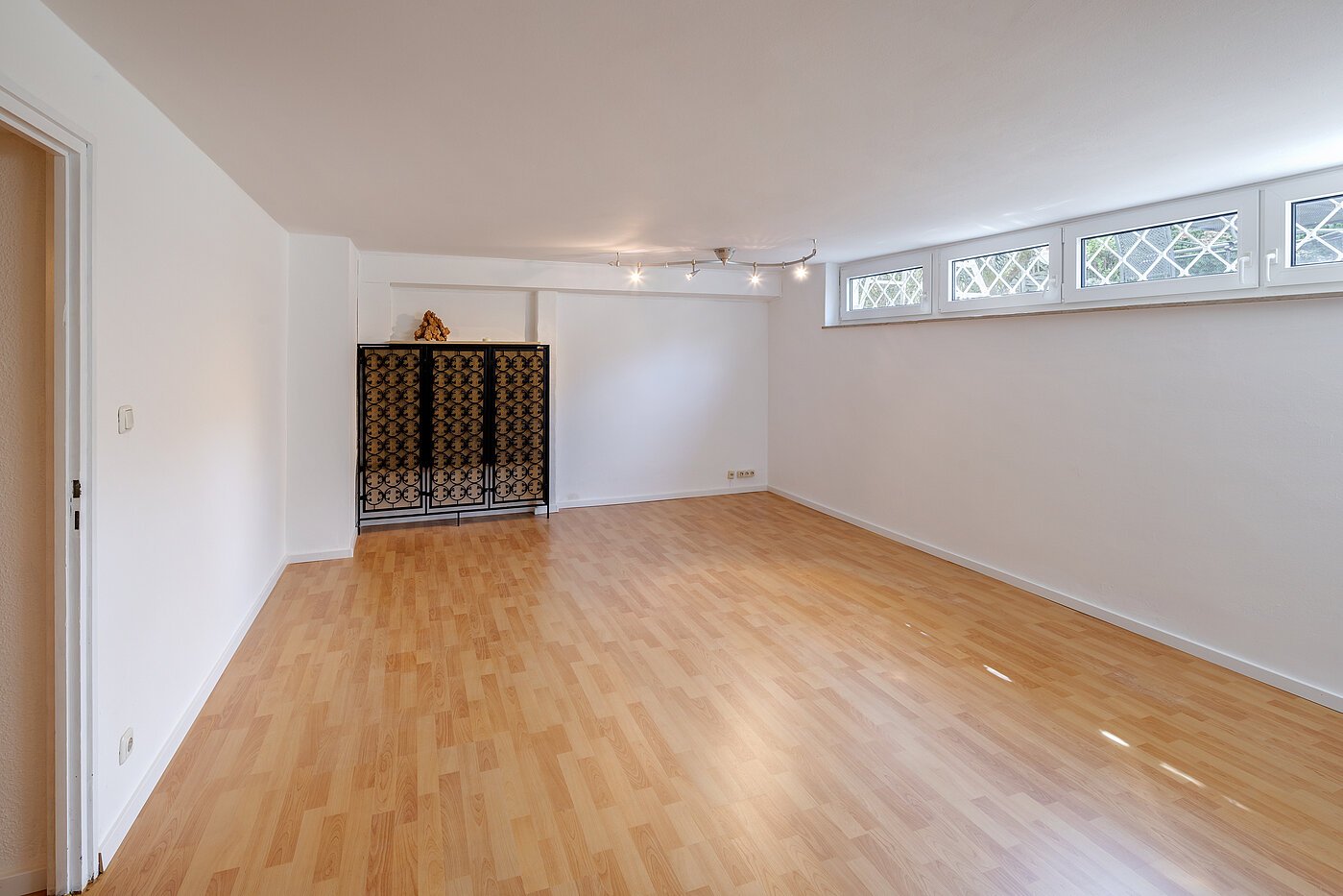 セミ・デタッチド・ハウス(一戸建てを二つに分けた家屋) 部屋数 4 部屋 | München-Solln | 70120 | Beheizt und mit Tageslicht