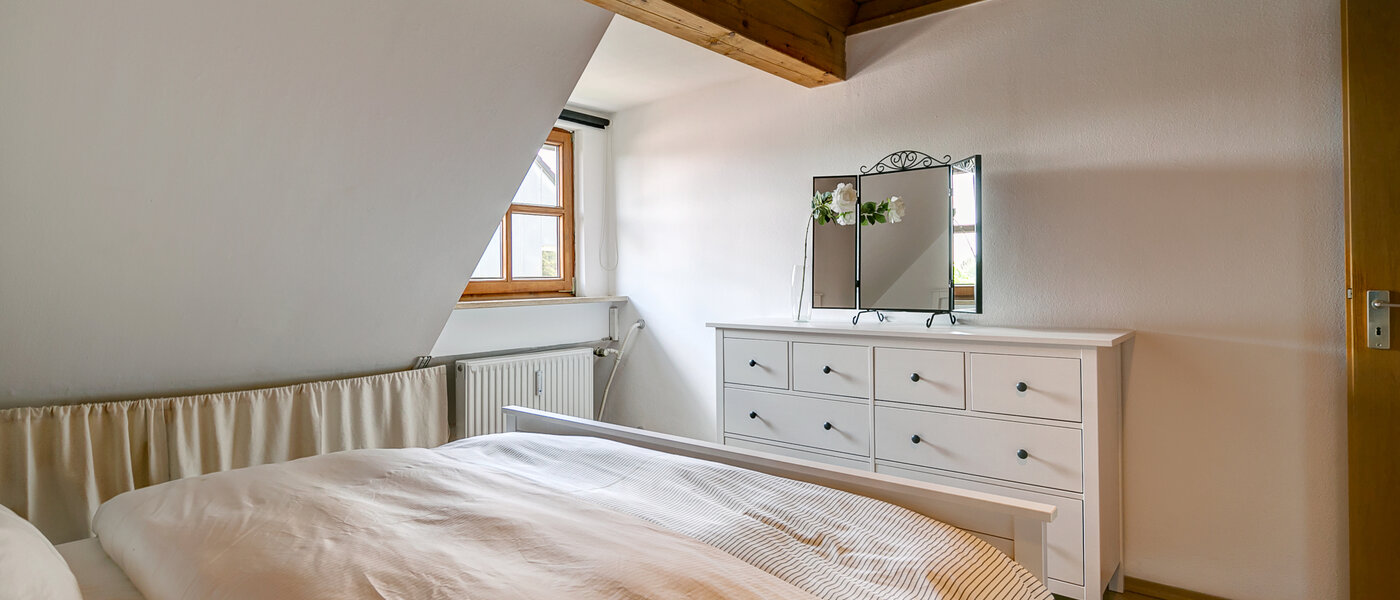 アティック・フラット（屋根裏） München Obermenzing 02 寝室 10079