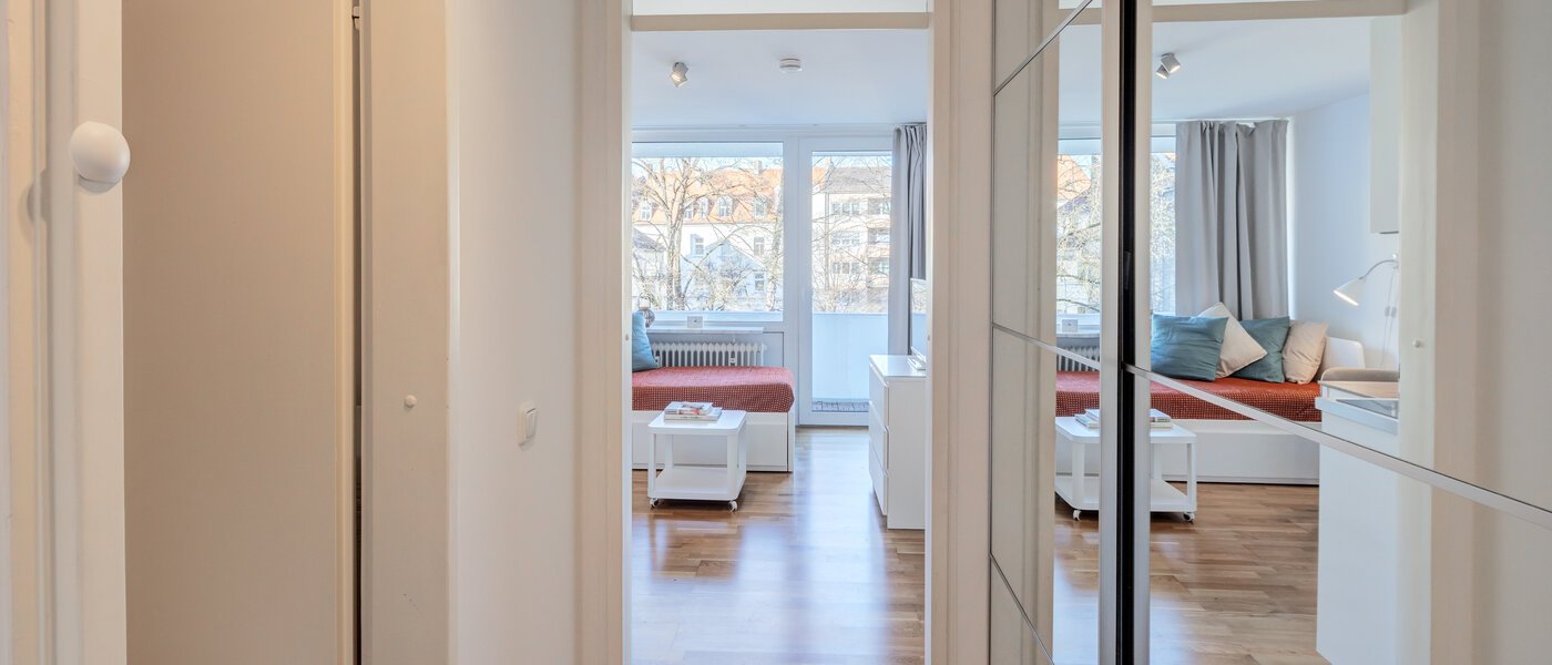 アパルトマン München Neuhausen 02 玄関入り口 10591