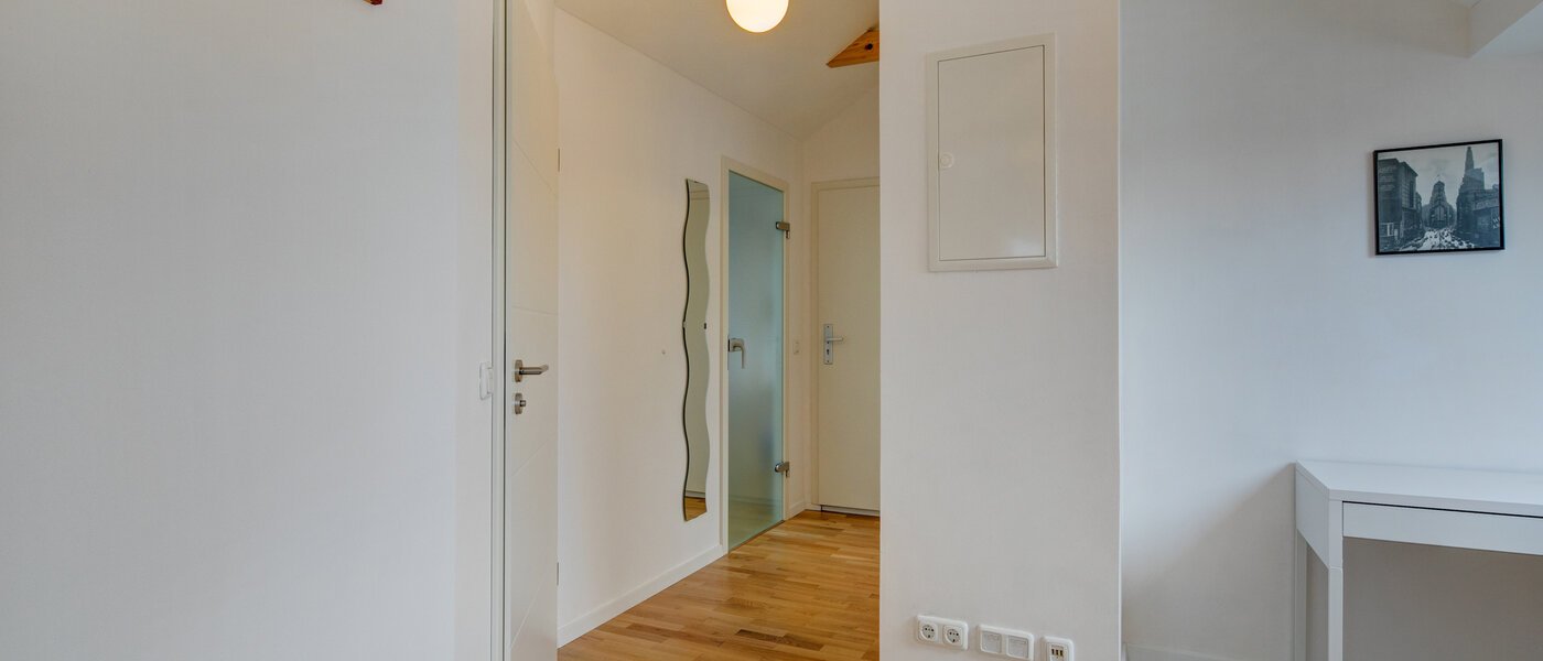 アティック・フラット（屋根裏） Eching 02 玄関入り口 10655